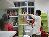 志愿者整理图书馆